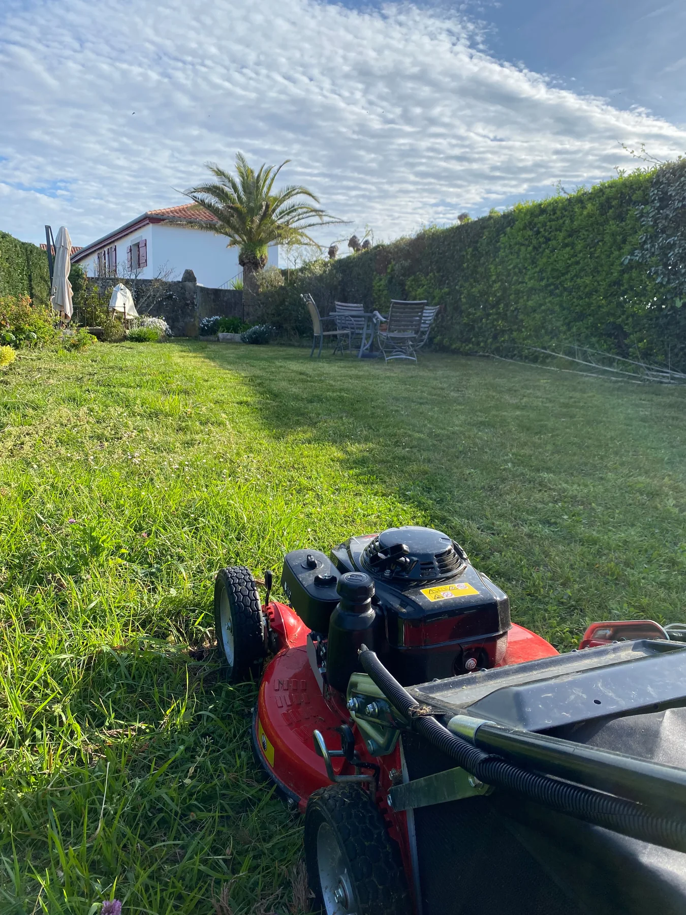 Jardinier paysagiste réalisant l'entretien d'un jardin au Pays Basque